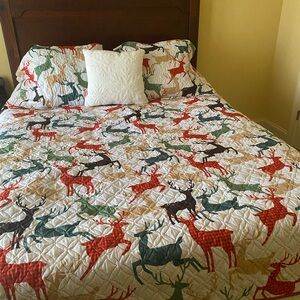 Holiday Deer Pattern Quilt Set
